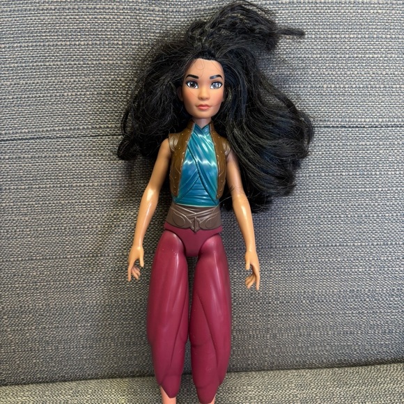 Disney Raya and the Last Dragon Fashion Doll - Picture 4 of 4